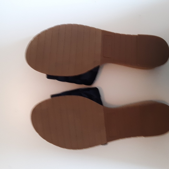 KENNETH COLE SATIN SLIDE NWOT - Picture 4 of 4